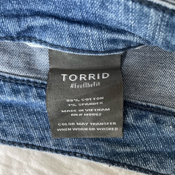 TORRID Mid-Rise Distressed Raw Hem Medium Wash Denim Stretch Shorts Size 16 - Picture 5 of 8